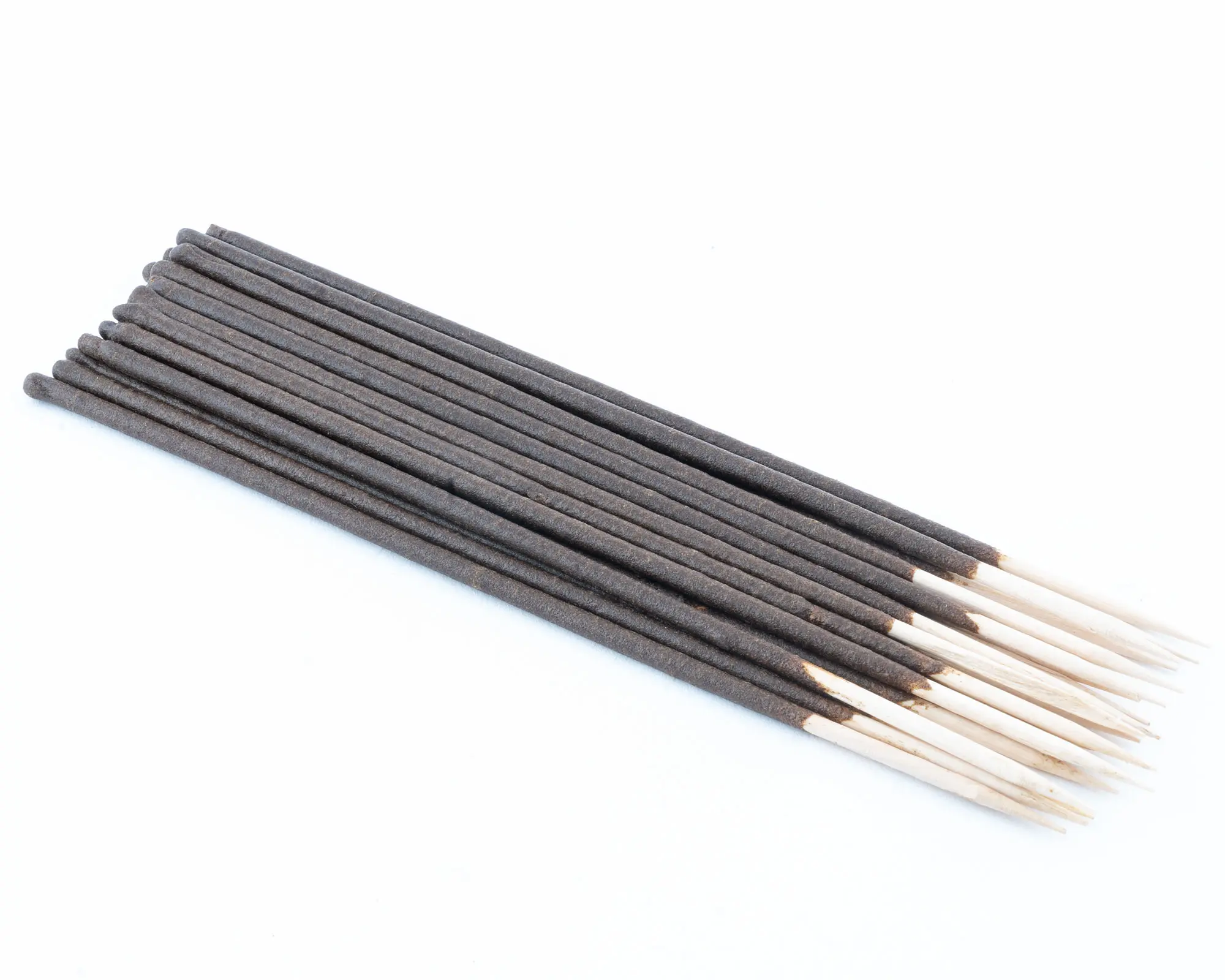 Nahaufnahme schwarzer Räucherstäbchen