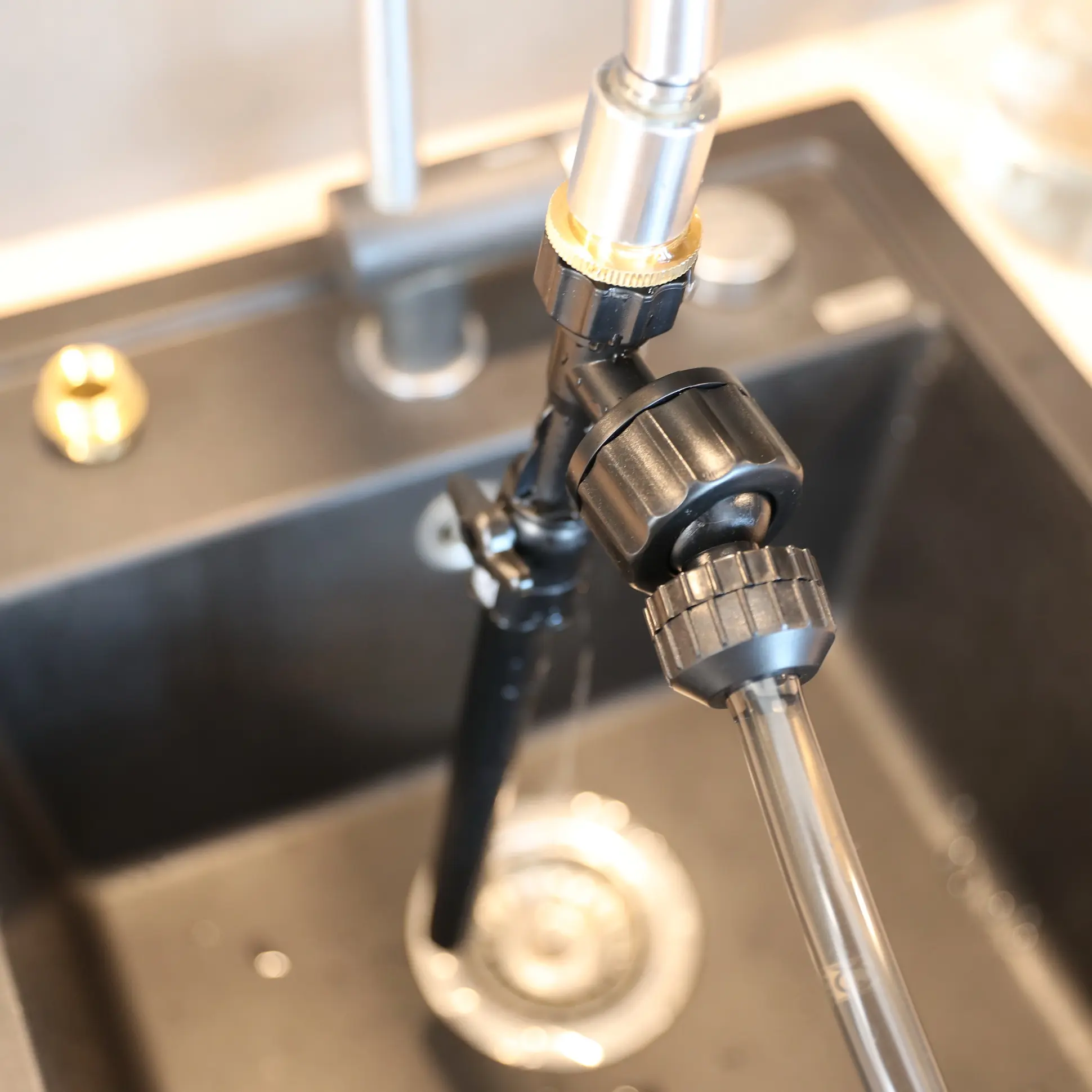 Nahaufnahme: schwarzer Brauseadapter an Spülbeckenarmatur