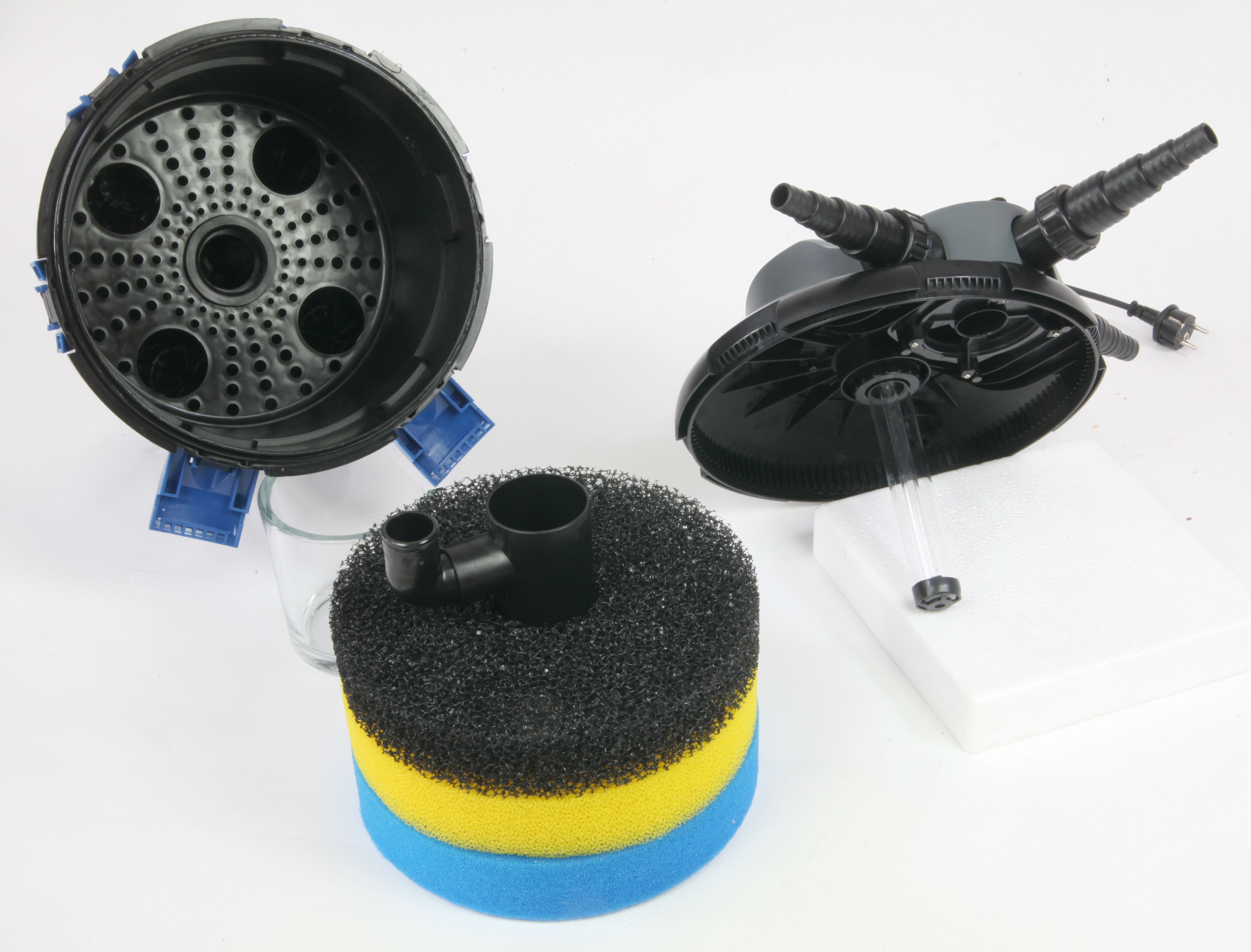 OSAGA ODF Druckfilter mit integrierter UVC-Klärung: geöffnetes Filtergehäuse, mehrschichtige Schaumstoff-Filtereinsätze (blau/gelb), grobe Schwarze Filtermatte sowie Anschlüsse und Schlauchstutzen für Teichinstallation