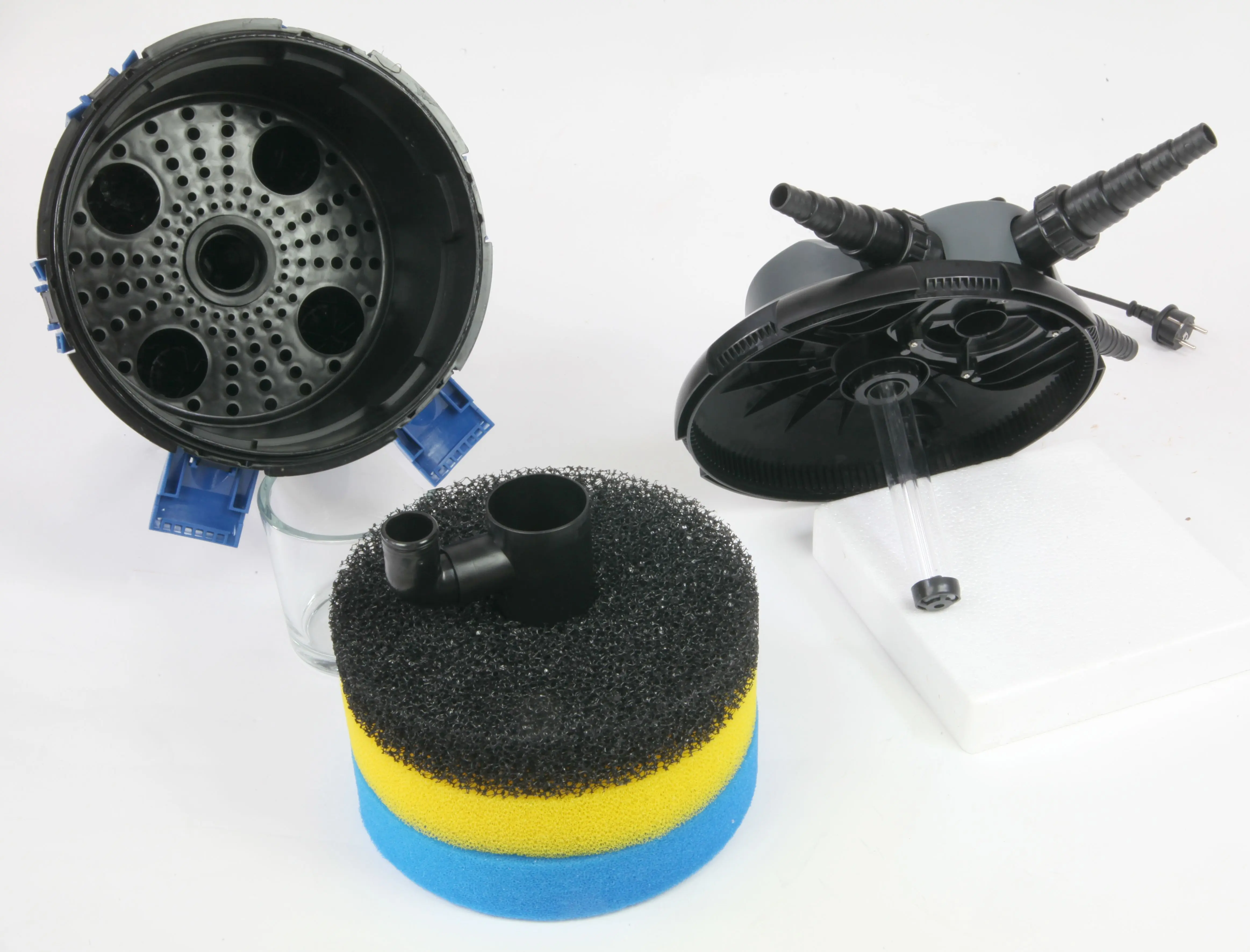 OSAGA ODF Druckfilter mit integrierter UVC-Klärung: geöffnetes Filtergehäuse, mehrschichtige Schaumstoff-Filtereinsätze (blau/gelb), grobe Schwarze Filtermatte sowie Anschlüsse und Schlauchstutzen für Teichinstallation