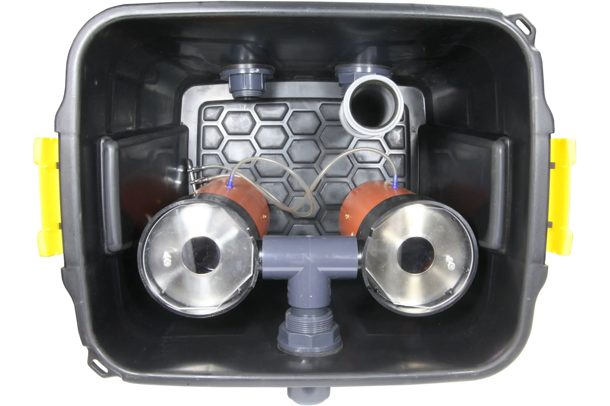 OSAGA Turbocleaner TC3 Abschäumer, Innenansicht: Kunststoffgehäuse mit zwei Reaktorkammern, Rohranschlüssen und Schläuchen zur gezielten Entfernung gelöster Belastungen in Teichen bis 40.000 Liter