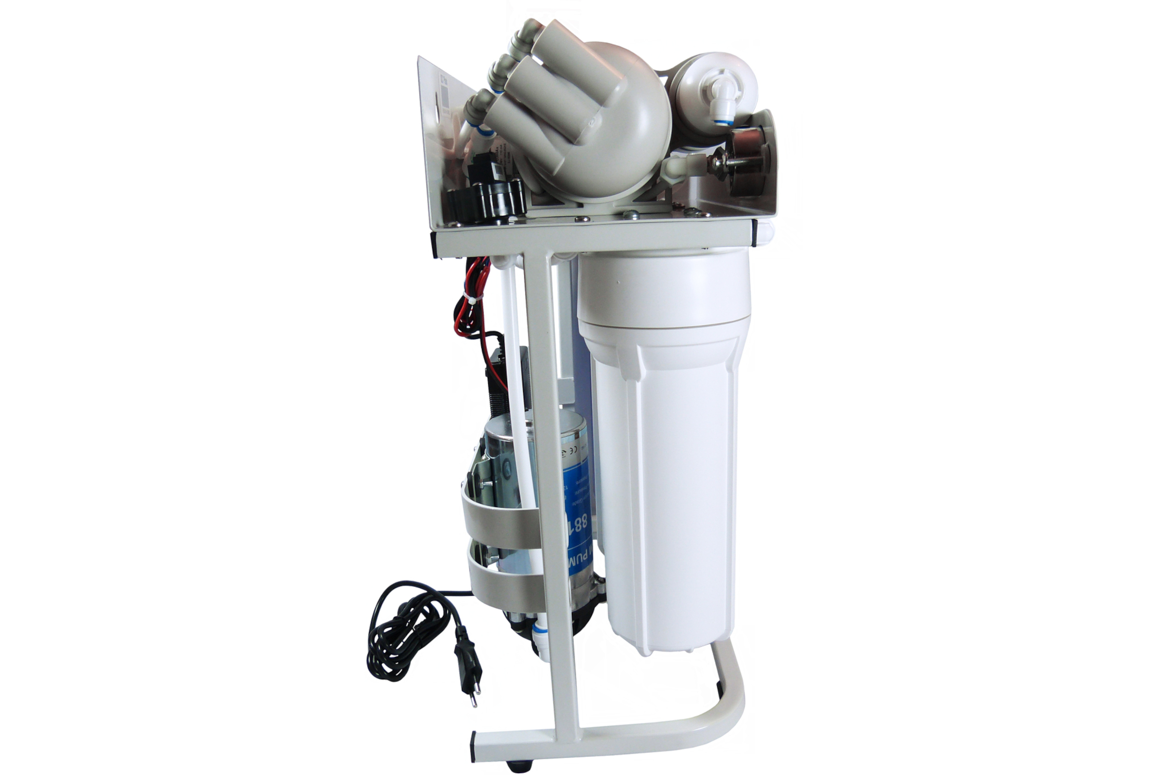 Seitenansicht Titan 500 GPD Osmoseanlage auf Gestell mit Vorfiltergehäuse, Membranmodul, Hochdruckpumpe und Stromkabel. Leistungsstarke Profi-Anlage (500 GPD) mit Side-Stream-Technologie für maximale Reinheit und 1:1 Abwasserverhältnis