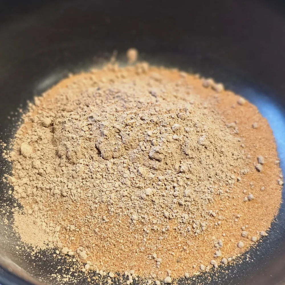 Rotes, fein gemahlenes Lehmpulver (Hobby Terrano Clay Powder) in Schale, Bindemittel für terrarientauglichen Bodengrund, verhindert Verbruch und erhält Grabzonen, 1,3 kg