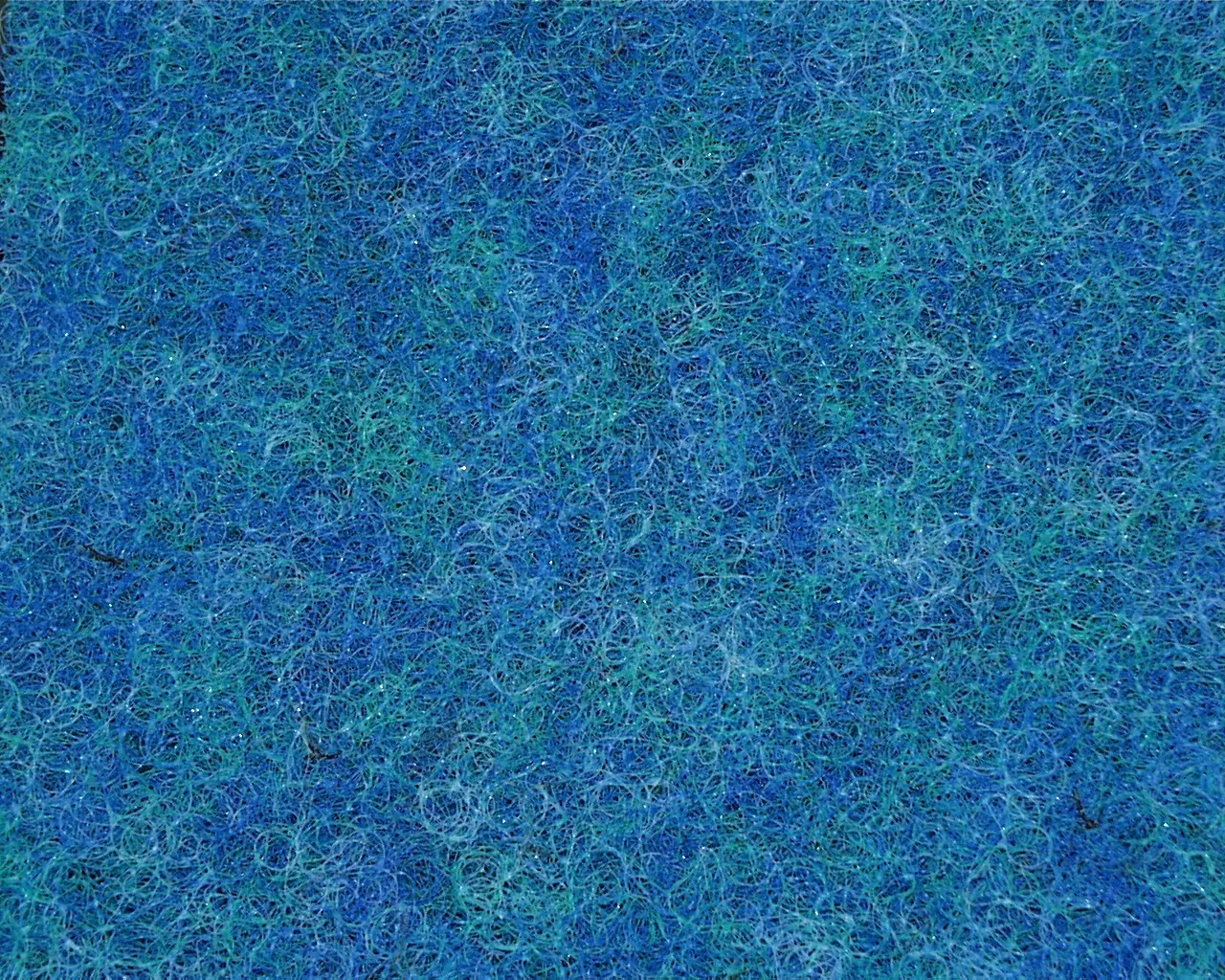 Nahaufnahme der Osaga Japan-Matte 300 m²/m³, blaues offenporiges Filtervlies (200 x 100 x 3,8 cm) für Teichfilter; große Besiedlungsfläche für nützliche Filterbakterien zur biologischen Reinigung und Stabilisierung des Wassers